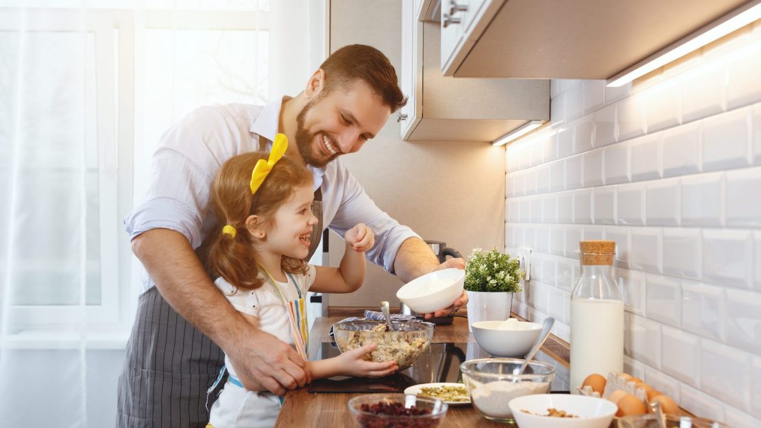 Father_and_daughter_cookingShutterstock7469 (1)